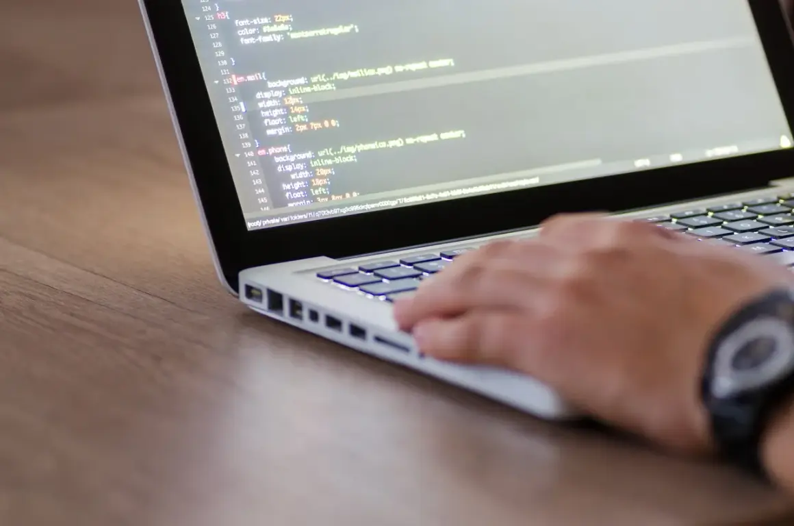 Centrowanie tekstu i elementów w HTML/CSS: Opanuj to raz na zawsze!