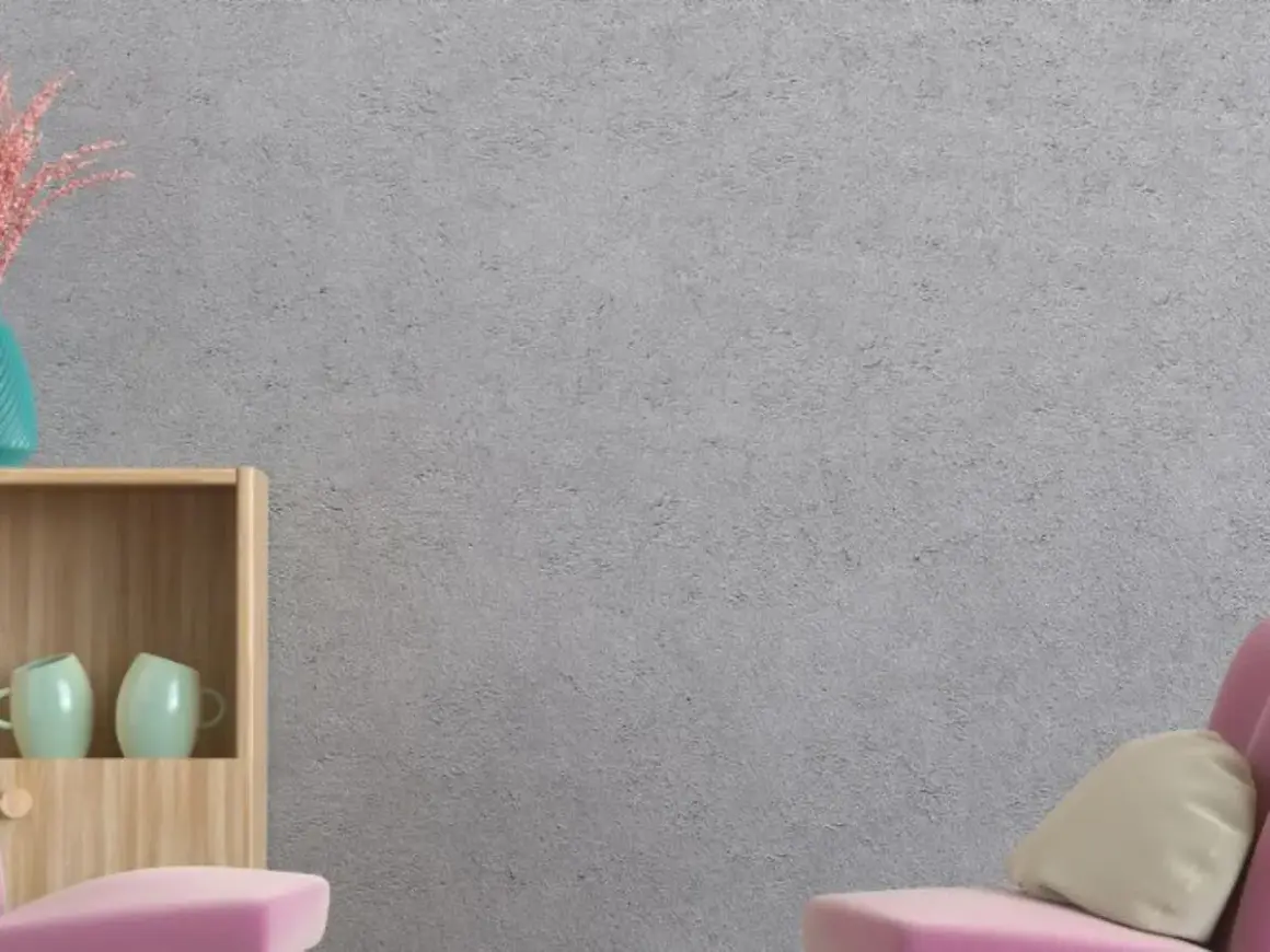 Estantería de madera con tazas, jarrón y un cojín sobre un sofá rosa. La pared tiene un acabado de gotelé, ideal para aplicar papel pintado sobre gotele.