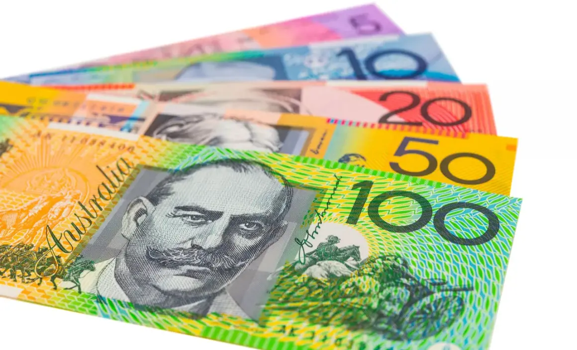 Kolorowe banknoty z wizerunkami ludzi i zwierząt. To australijskie dolary, czyli jaka waluta jest w Australii.