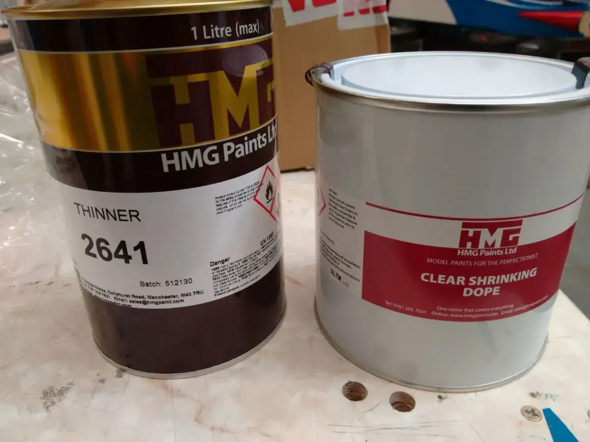 Deux boîtes de peinture HMG, l'une de diluant, l'autre de dope rétractable.