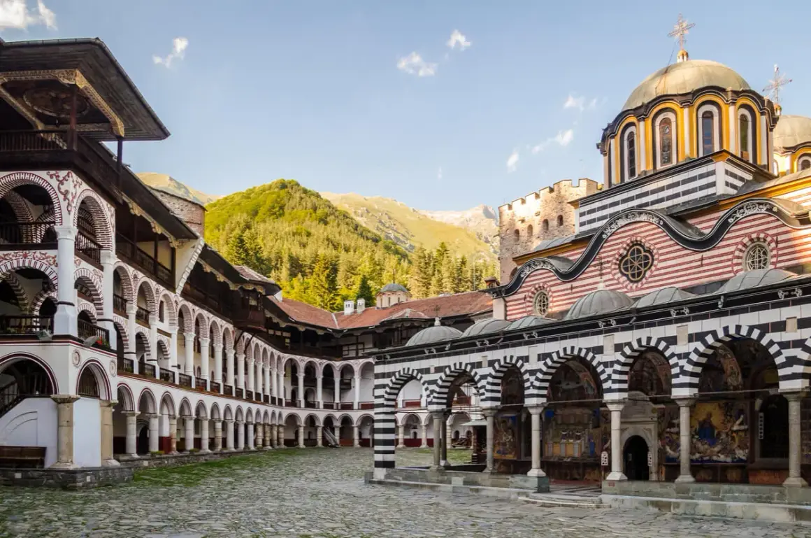 Piękna pogoda w Bułgarii we wrześniu. Rilski Monastyr z charakterystyczną architekturą i górami w tle.