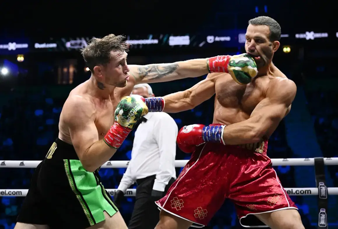Två boxare i ringen, en träffar den andra i ansiktet. Intensiv action i en misfits boxing-match.