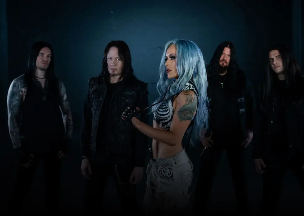 I membri degli Arch Enemy posano con un'aria minacciosa, pronti a scatenare la loro potenza sonora.