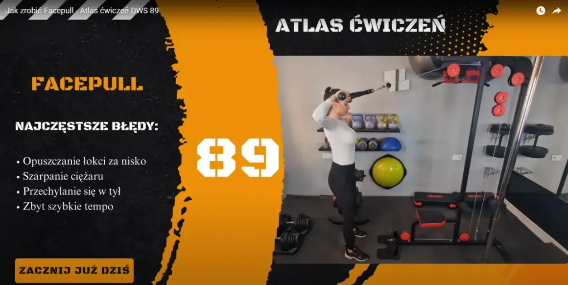 Kobieta wykonuje ćwiczenie face pull na wyciągu, skupiając się na prawidłowej technice.