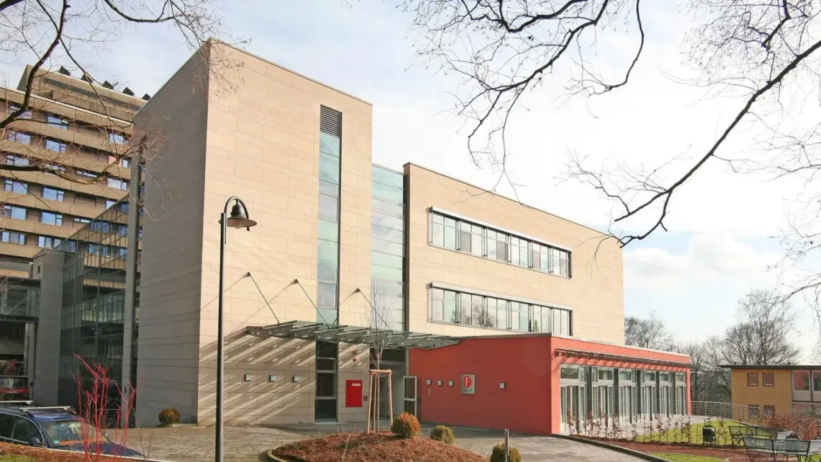 Moderne Klinikgebäude mit viel Glas und hellen Fassaden, die Hoffnung auf die beste Krebsklinik in Deutschland ausstrahlen.