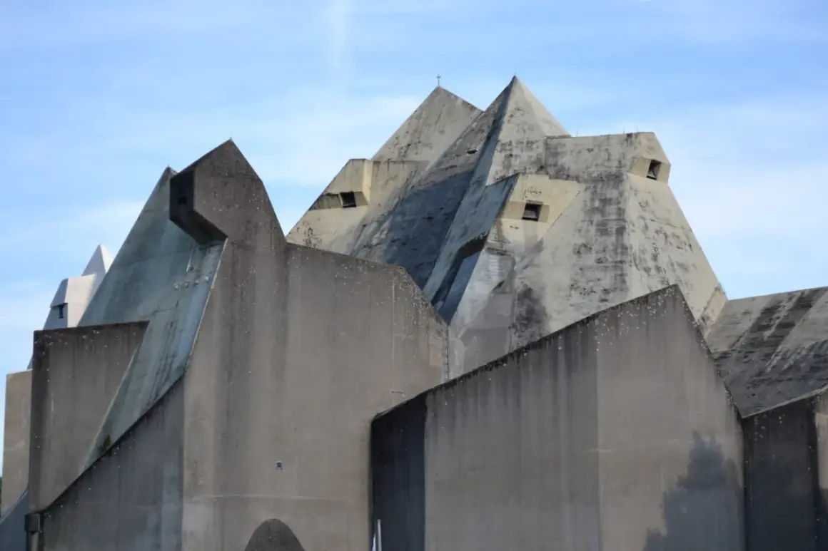 Der Nevigeser Wallfahrtsdom mit seinen markanten Betonformen ragt gegen den blauen Himmel.