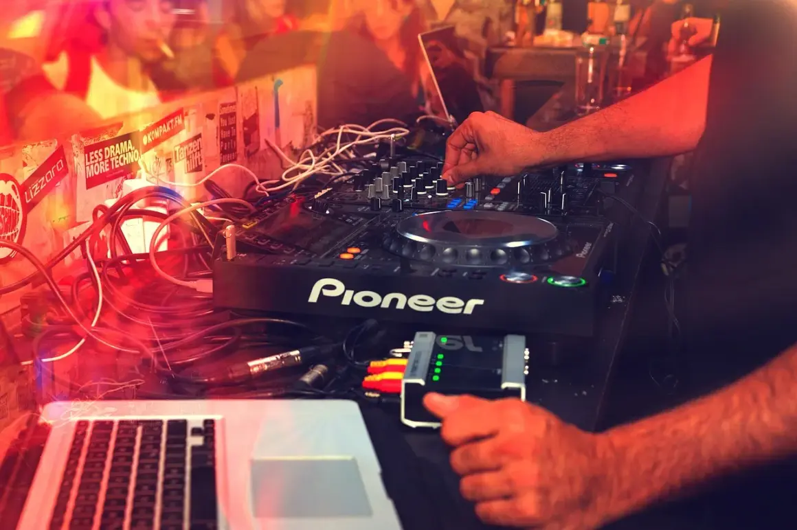 Co robi DJ? Poznaj tajniki pracy DJ-a i jego obowiązki