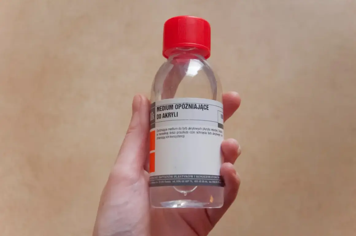 Dłoń trzyma butelkę z medium opóźniającym do farb akrylowych. To rozwiązanie, by farba akrylowa czym rozcieńczyć, by dłużej pozostała mokra.