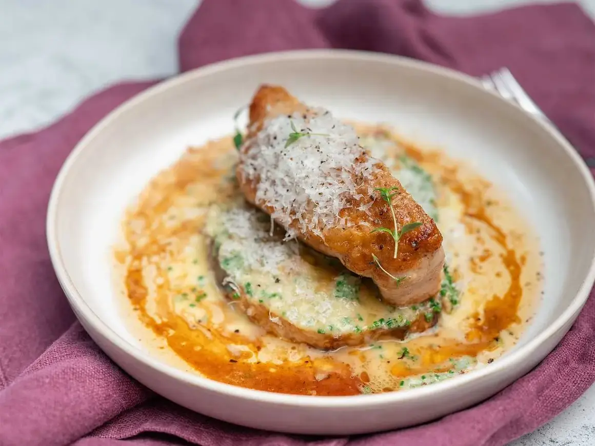 En perfekt lyxig fredagsmiddag: saftig kycklingfilé med krämig sås, toppad med parmesan och färska örter.