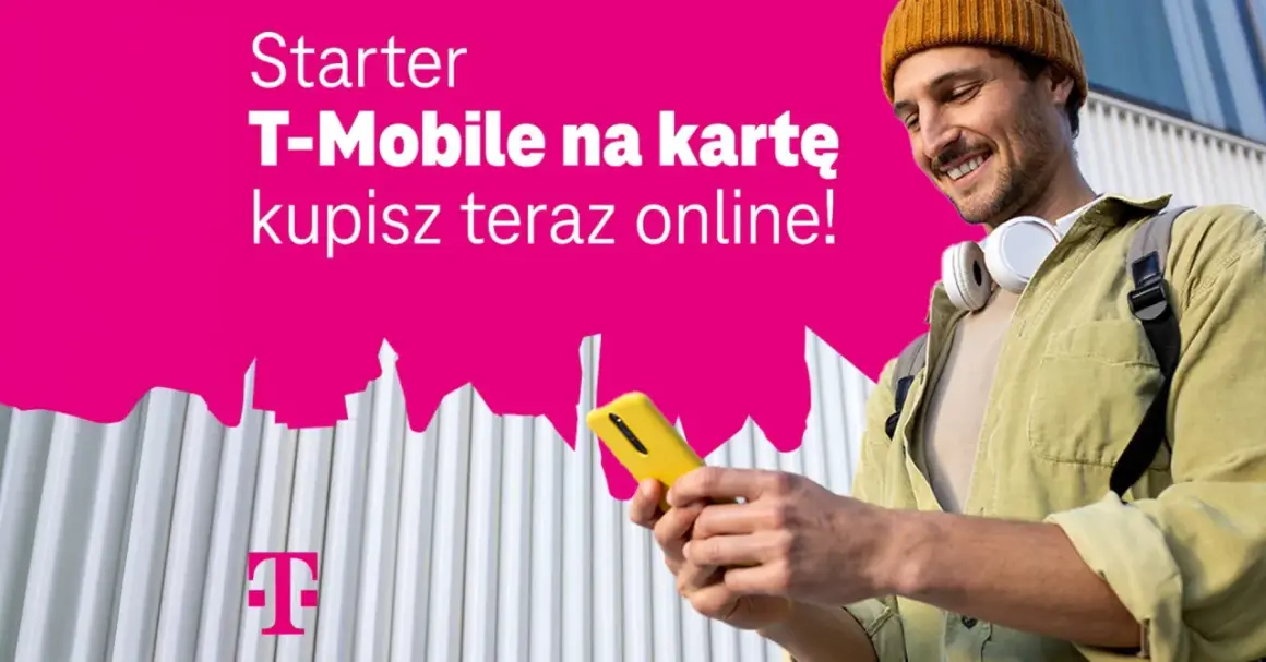 Uśmiechnięty mężczyzna z telefonem w ręku, słuchawkami na szyi i plecakiem. "Starter T-Mobile na kartę kupisz teraz online!