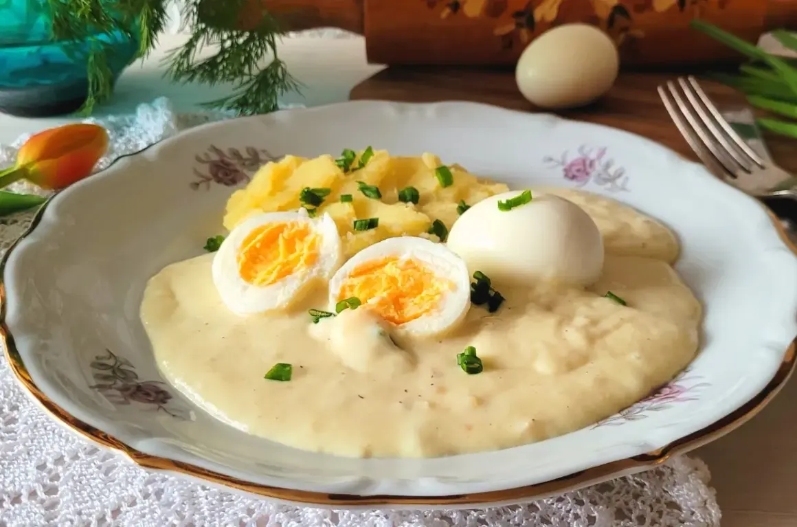 Jajka w sosie chrzanowym z ziemniakami, udekorowane szczypiorkiem. Pyszne danie, które rozpływa się w ustach.