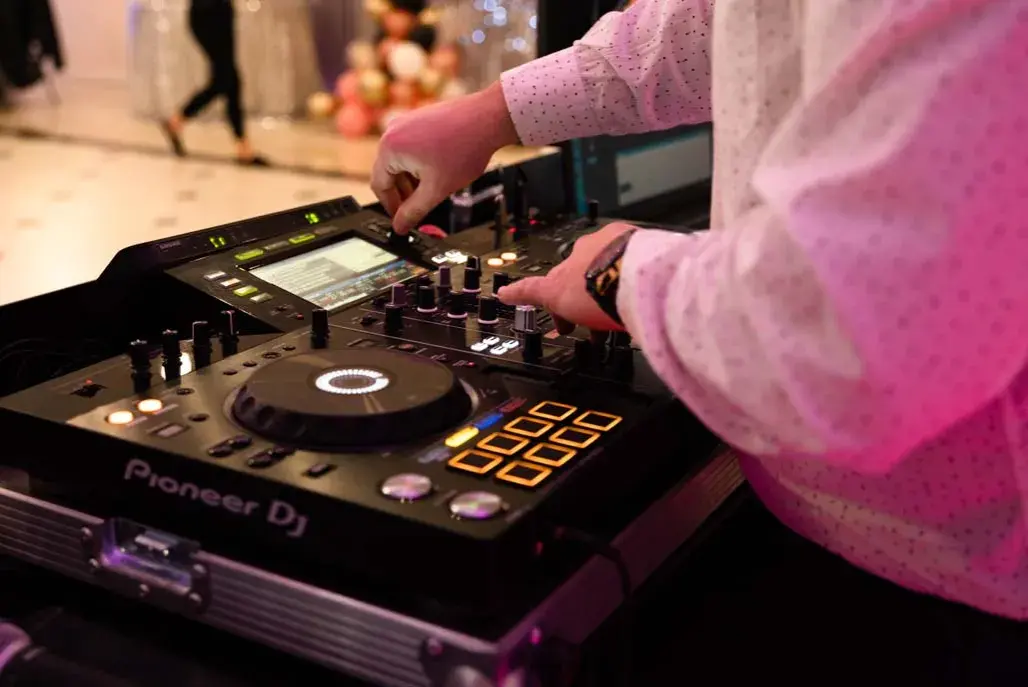 Ile kosztuje DJ na 40 urodziny? Sprawdź ceny i uniknij wysokich kosztów