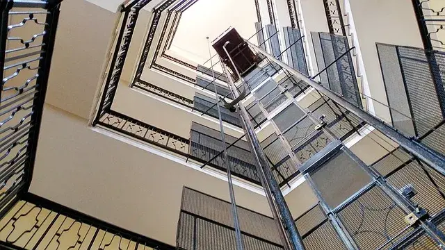 Kto wynalazł windę i jak jego pomysł zmienił nasze miasta?