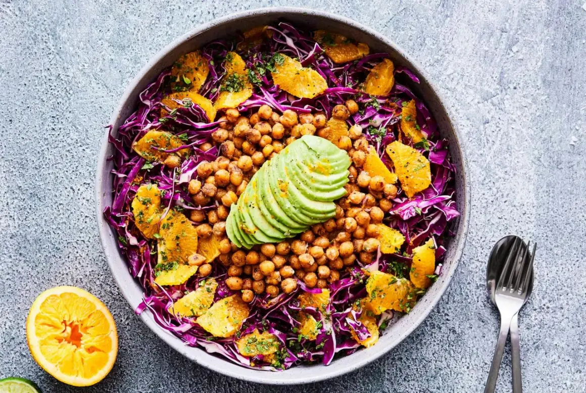 Färgglad sallad med kikärtor, apelsin och avokado. Ett härligt sallad recept för en lätt lunch.