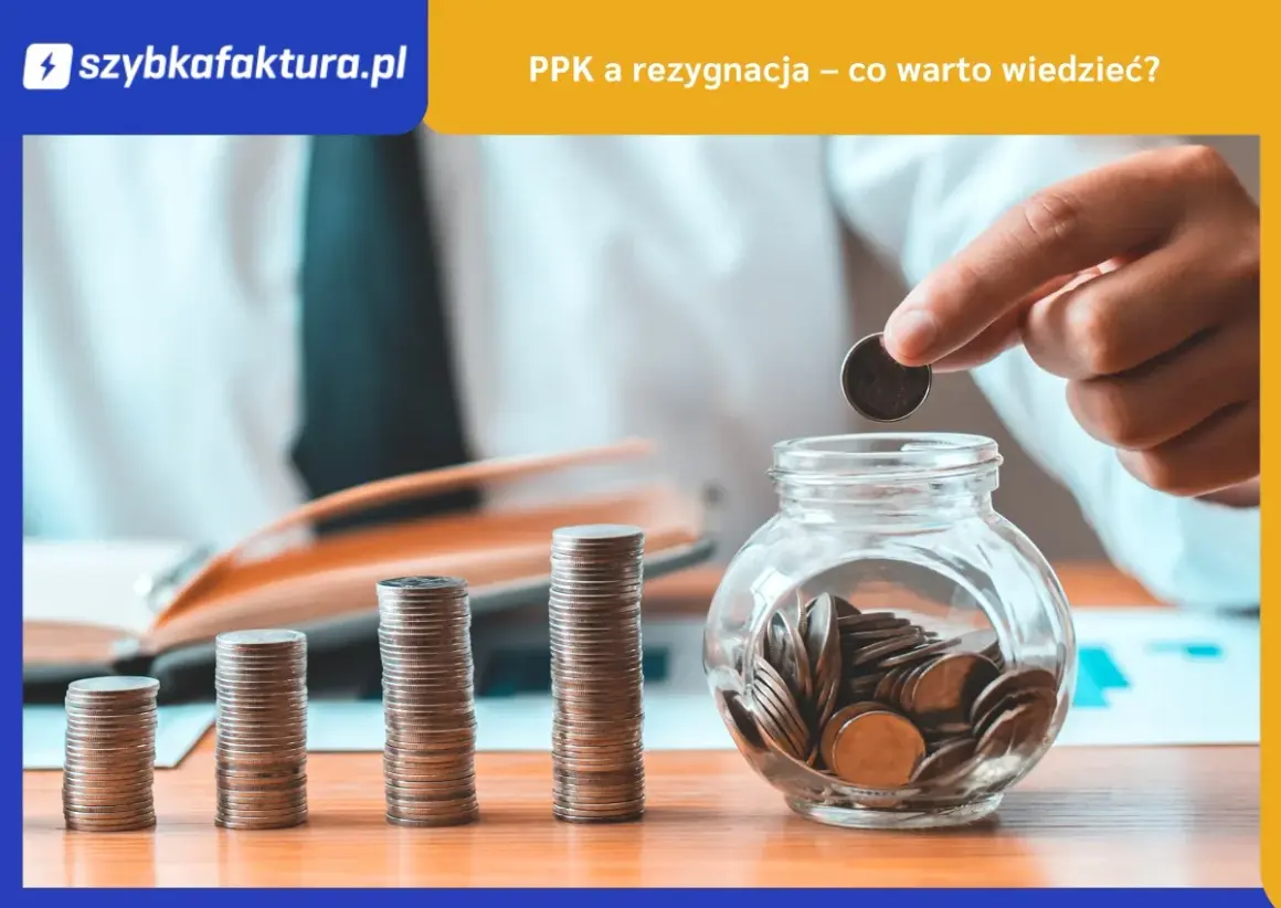 Ręka wrzuca monetę do słoika, obok rosnące stosy pieniędzy. Temat: PPK a rezygnacja – co warto wiedzieć?