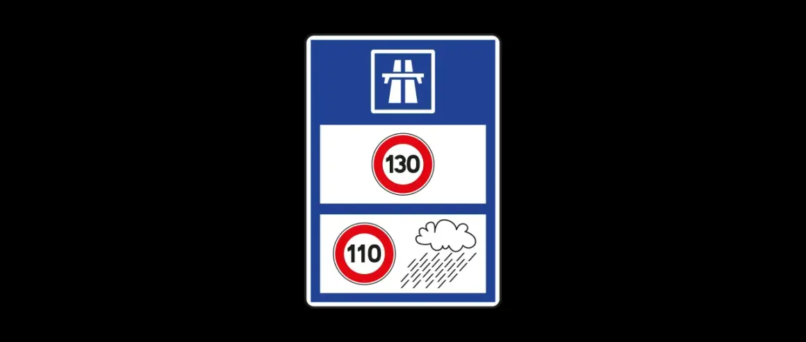 Panneau autoroutier indiquant une vitesse limite de 130 km/h par temps sec et 110 km/h par temps de pluie.