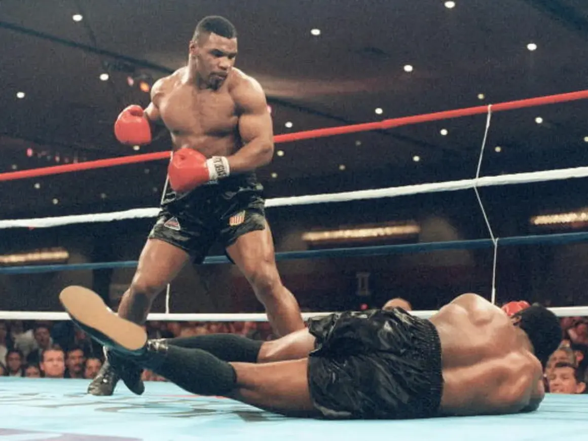 Mike Tyson står över en liggande motståndare i ringen. Hans imponerande fysik visar varför mike tyson vikt var så avgörande.
