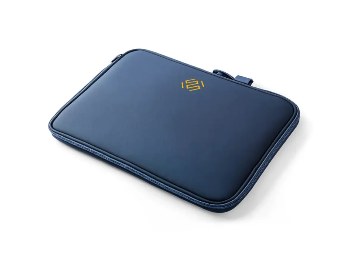 Mörkblått datorfodral i skinn med gul logotyp. Perfekt för att skydda din laptop.