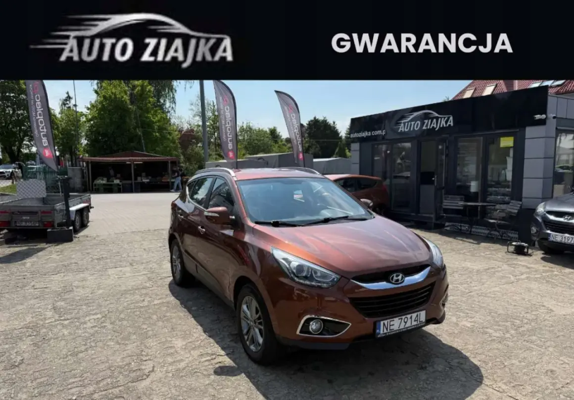 Brązowy Hyundai ix35 na placu komisu "Auto Ziajka". Zastanawiasz się nad jego spalaniem? Sprawdź ofertę!
