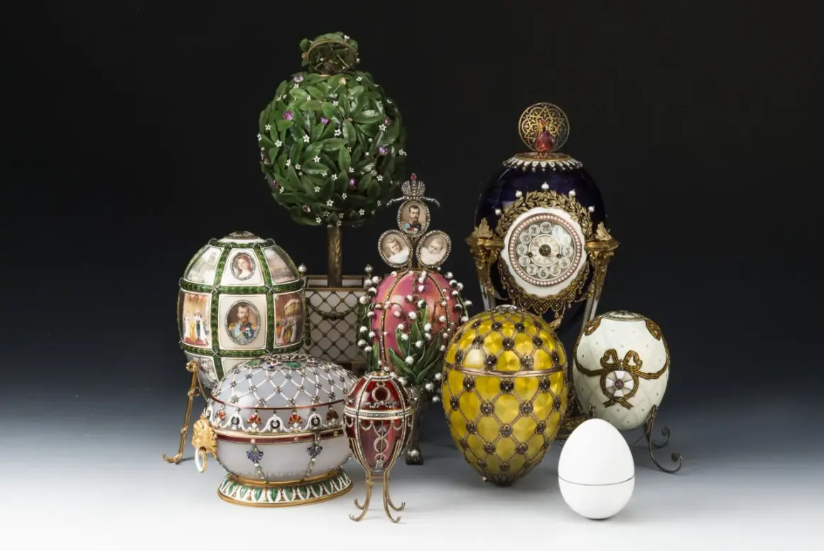 Una collezione di uova Fabergé, ognuna con un significato unico, esposte con dettagli preziosi e miniature.