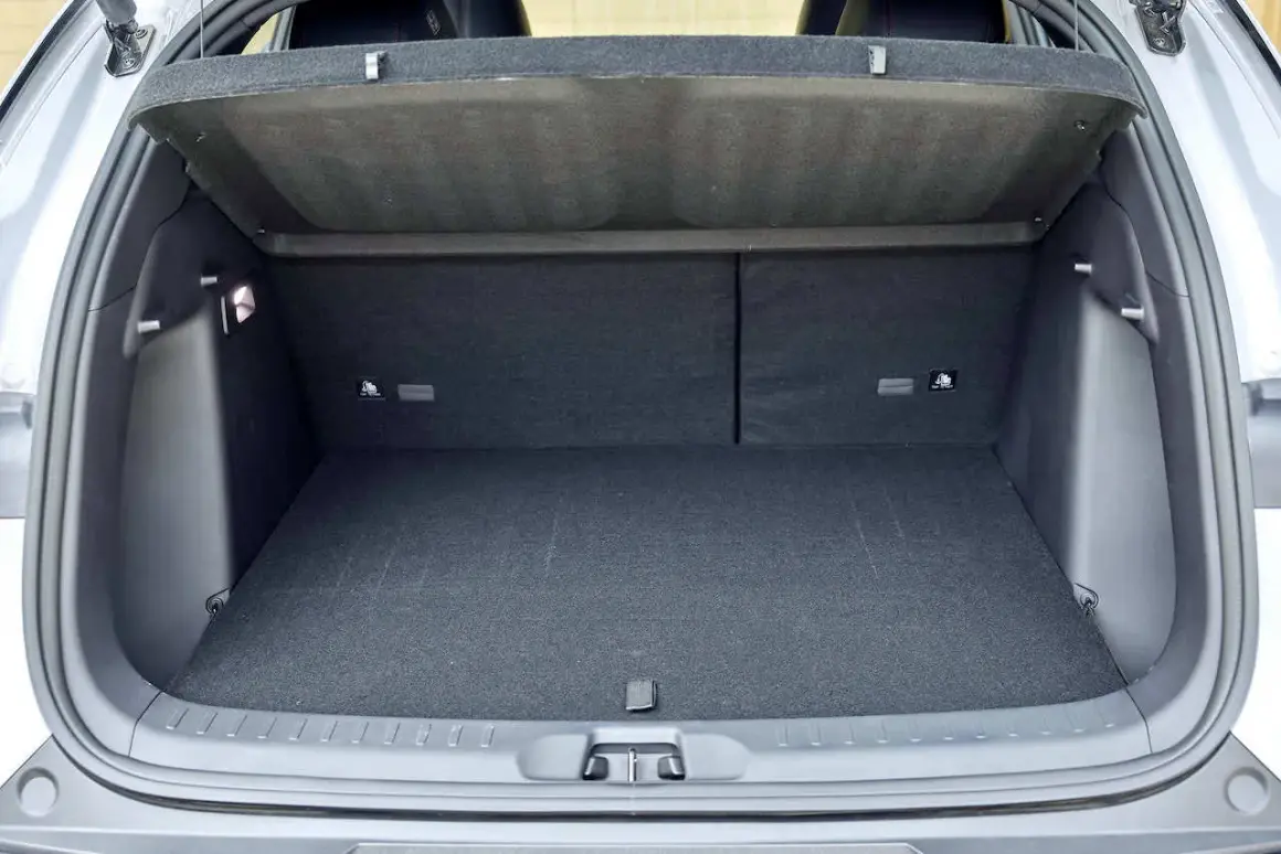 Le coffre du BYD Atto 3 est spacieux et prêt à accueillir vos bagages pour un long voyage.