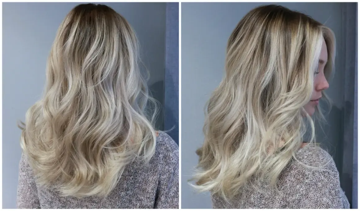 En kvinna med vackert, vågigt hår i en "old money blonde"-nyans. Håret har en naturlig, solkysst look med ljusa slingor.
