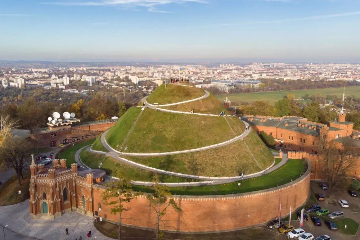Kopiec Kościuszki w Krakowie – świetne miejsce na spacer i podziwianie panoramy miasta. Idealne dla młodzieży szukającej fajnych miejsc w Krakowie.