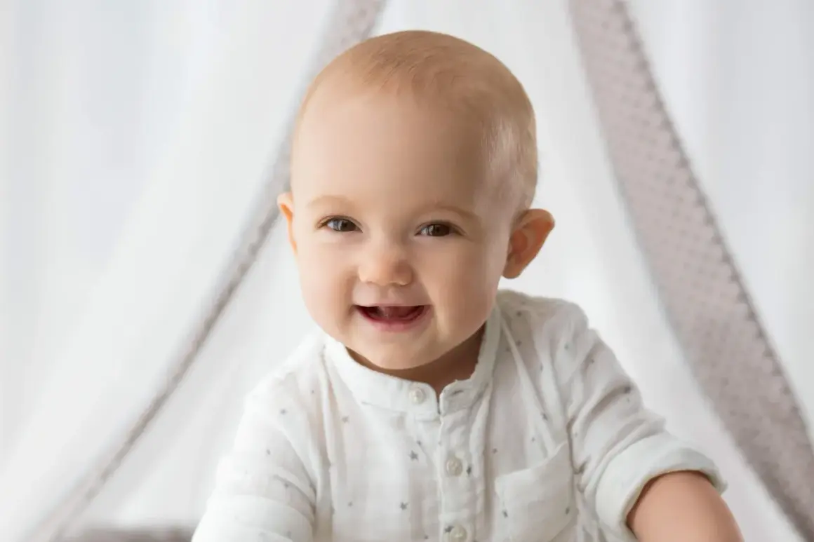 Ein strahlendes Babygesicht, das neugierig in die Welt blickt. So ähnlich sehen Babys mit 1 Woche, wenn sie ihre Umgebung erkunden.