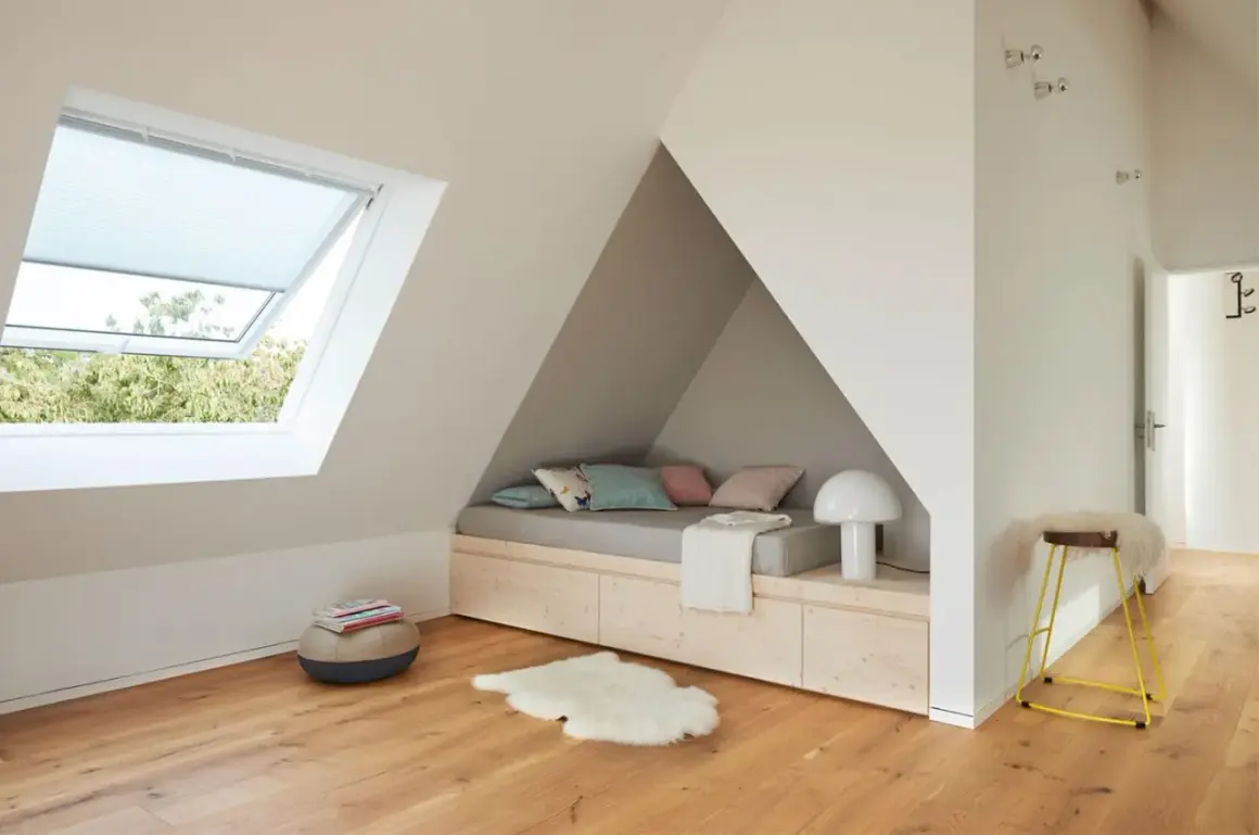 Gemütliche Nische mit Bett, Kissen und Lampe – tolle Jugendzimmer Ideen für Dachschrägen.