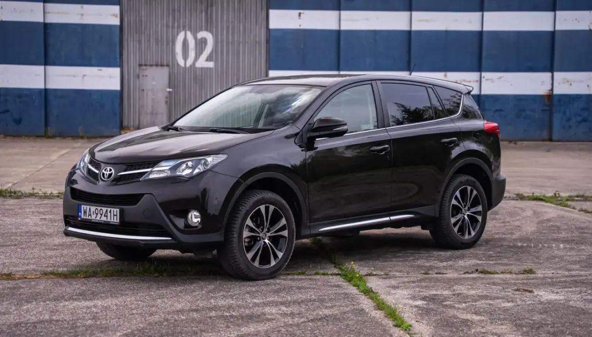 Czarny Toyota RAV4 2020. Sprawdź atrakcyjną cenę tego SUV-a.