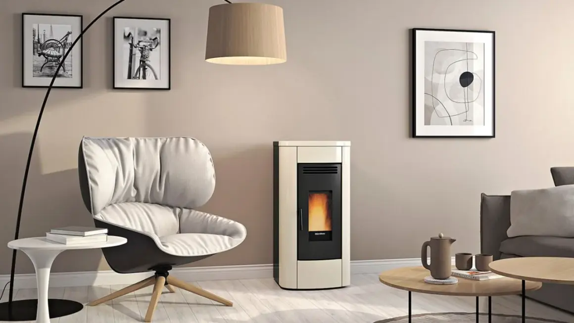 Gemütliches Wohnzimmer mit modernem Pellet-Kaminofen, dessen Flammen hinter Glas tanzen. Die schlichte tapete hinter kaminofen unterstreicht das Design.