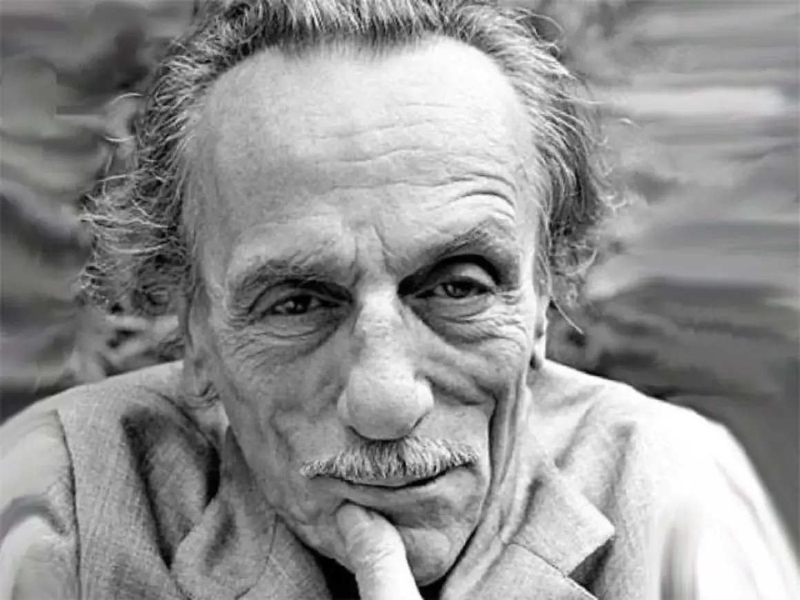 Ritratto in bianco e nero di un anziano uomo con baffi, uno dei grandi attori napoletani, con la mano sul mento.