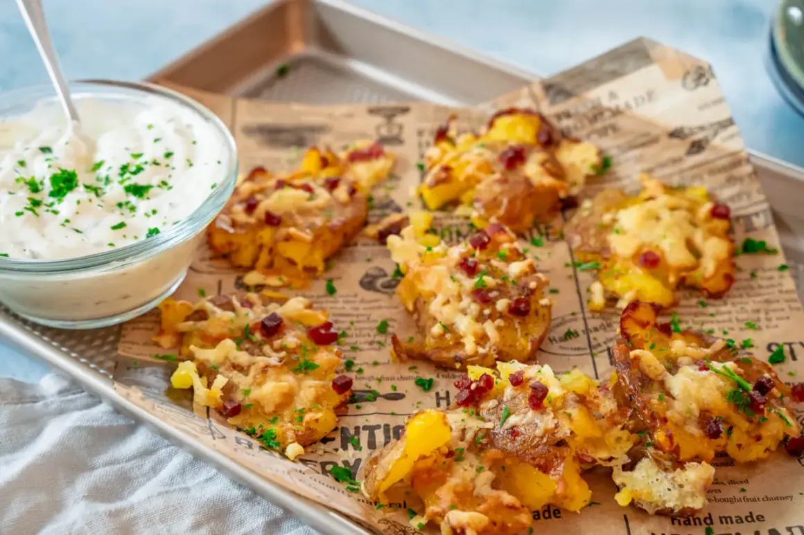 Knusprige Kartoffel-Snacks mit Käse und Speck, perfekt zum gesunde snacks selber machen. Dazu ein Dip mit Kräutern.