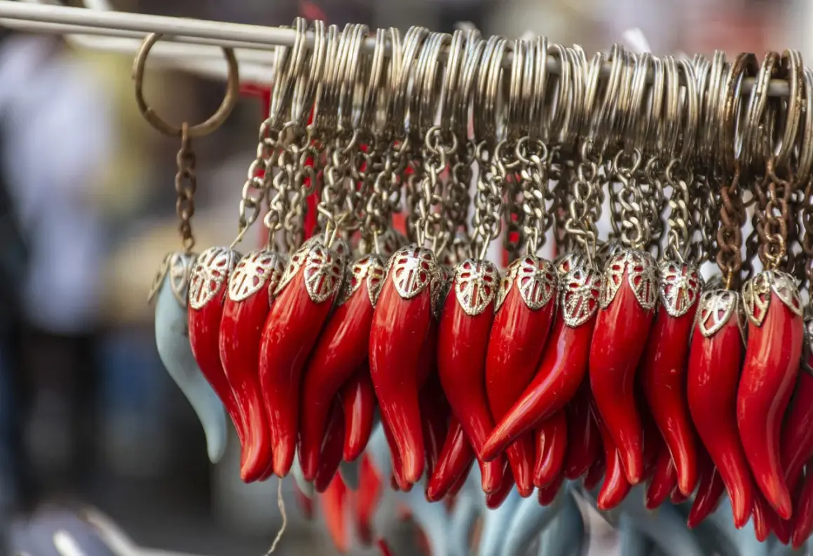 Portachiavi a forma di cornetti rossi, simbolo di "buona fortuna in napoletano", appesi a una catena.
