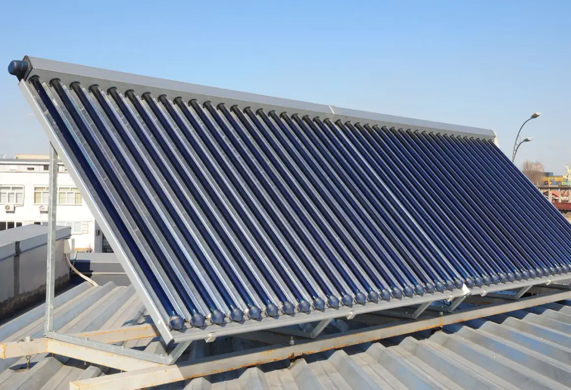 Eine Reihe von Vakuumröhrenkollektoren für Solarthermie, bereit für die Reinigung, um die Effizienz zu maximieren.