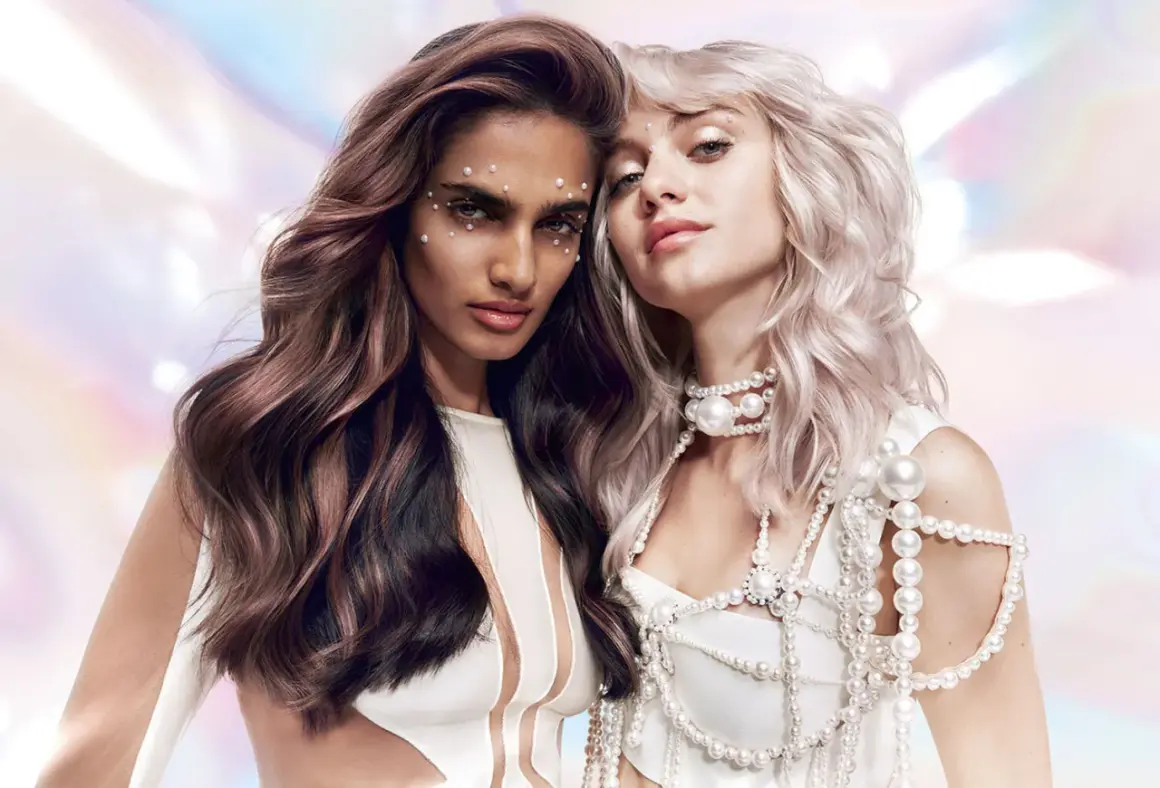 Deux femmes aux cheveux magnifiques, l'une brune avec des reflets roses, l'autre blonde platine. Un avant-après de la coloration Dialight Clear, sublimant leur éclat.