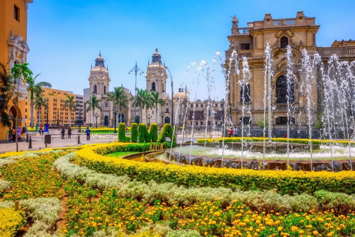 Fuente y flores vibrantes en la Plaza de Armas, un lugar ideal que ver y qué hacer en Lima.