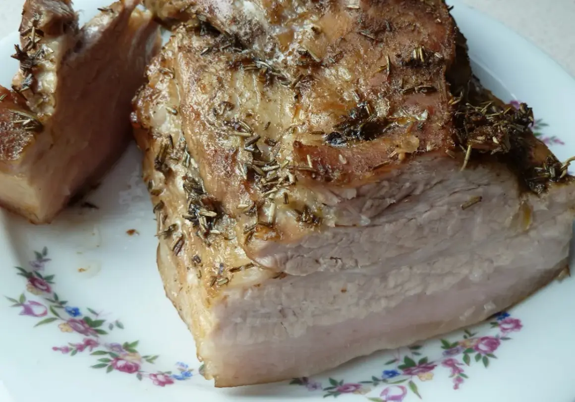 Pieczony boczek z ziołami, idealny na niedzielny obiad. Ta marynata do boczku surowego do pieczenia sprawia, że mięso jest soczyste i aromatyczne.