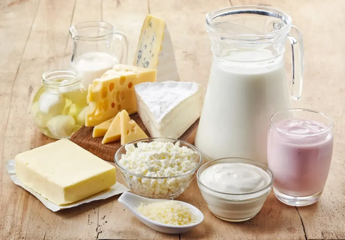 Różnorodne produkty mleczne: ser, masło, jogurt, mleko, twaróg.