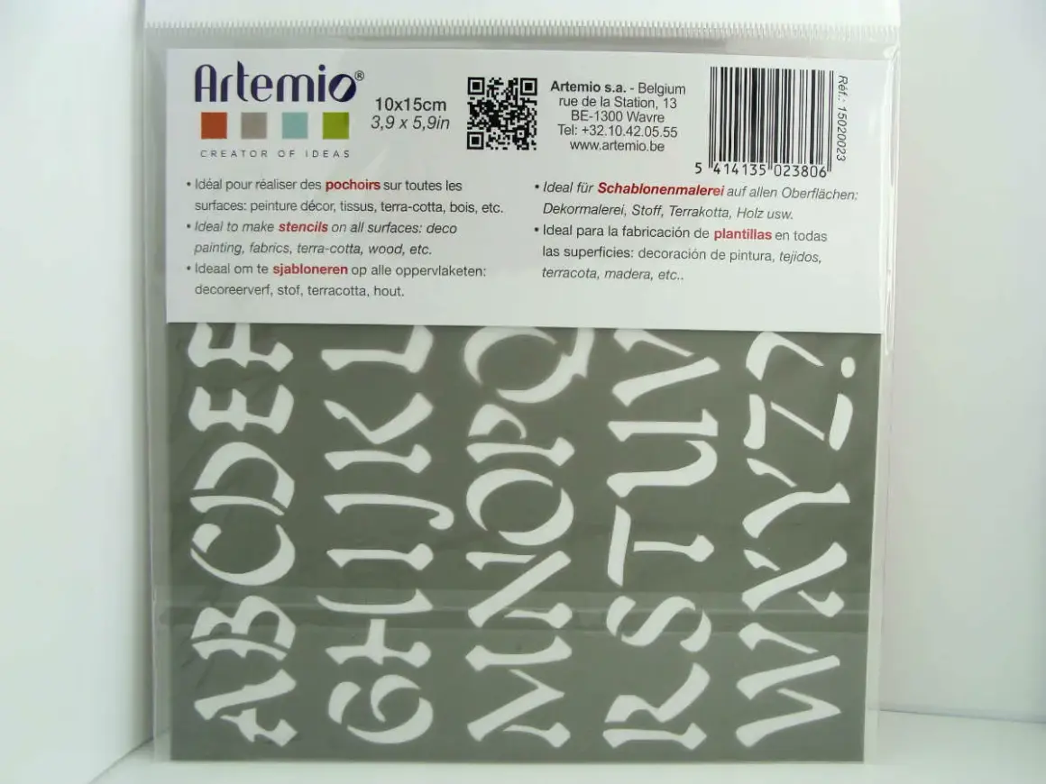 Un pochoir Artemio avec des lettres majuscules pour vos projets créatifs. Une idée pochoir parfaite pour décorer tissus, bois et plus encore.