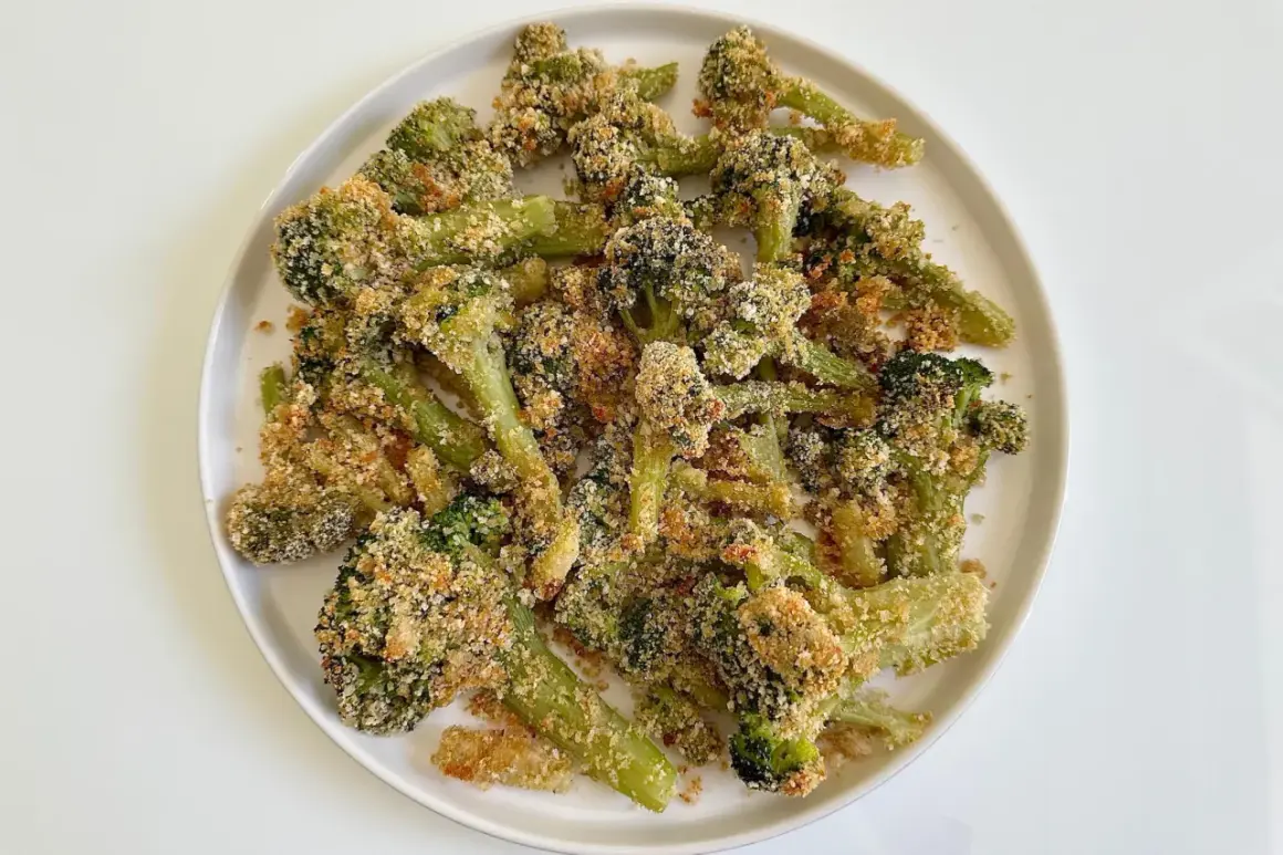 Broccoli al forno croccante, un'idea sfiziosa per le tue ricette con broccoli. Perfetto come contorno o antipasto.