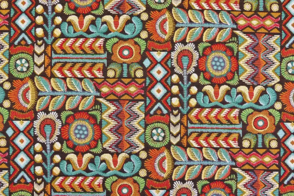 Buntes, detailreiches **Ikat Muster** mit Blumen, Blättern und geometrischen Formen in warmen Farben auf dunklem Grund.