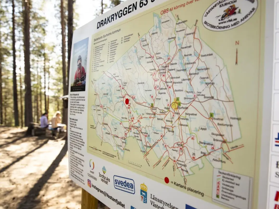 Karta över Drakryggen i Bjurholms kommun, med leder och sevärdheter markerade. Perfekt för skoterutflykter!