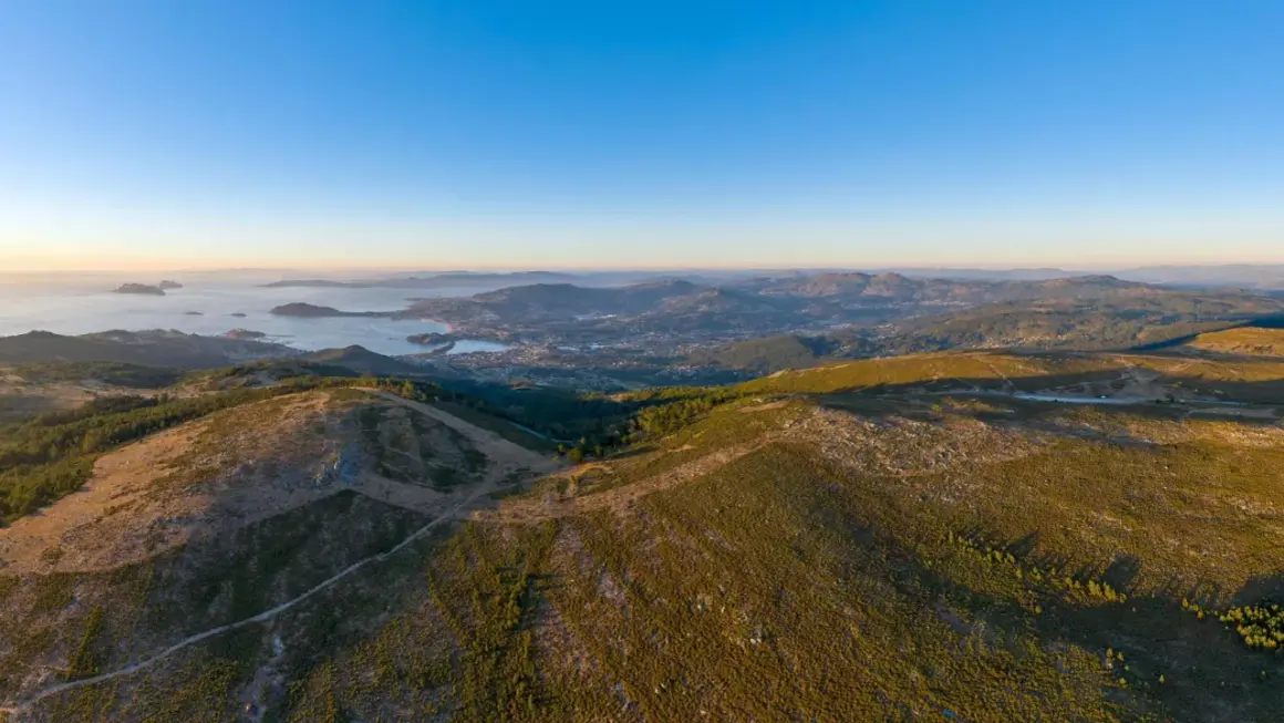 Vista panorámica desde el alto da Groba, con el mar y la costa al fondo.
