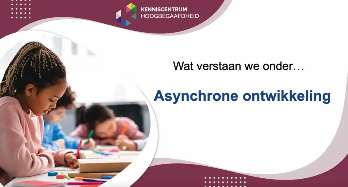 Kinderen schrijven geconcentreerd, wat de asynchrone ontwikkeling illustreert.