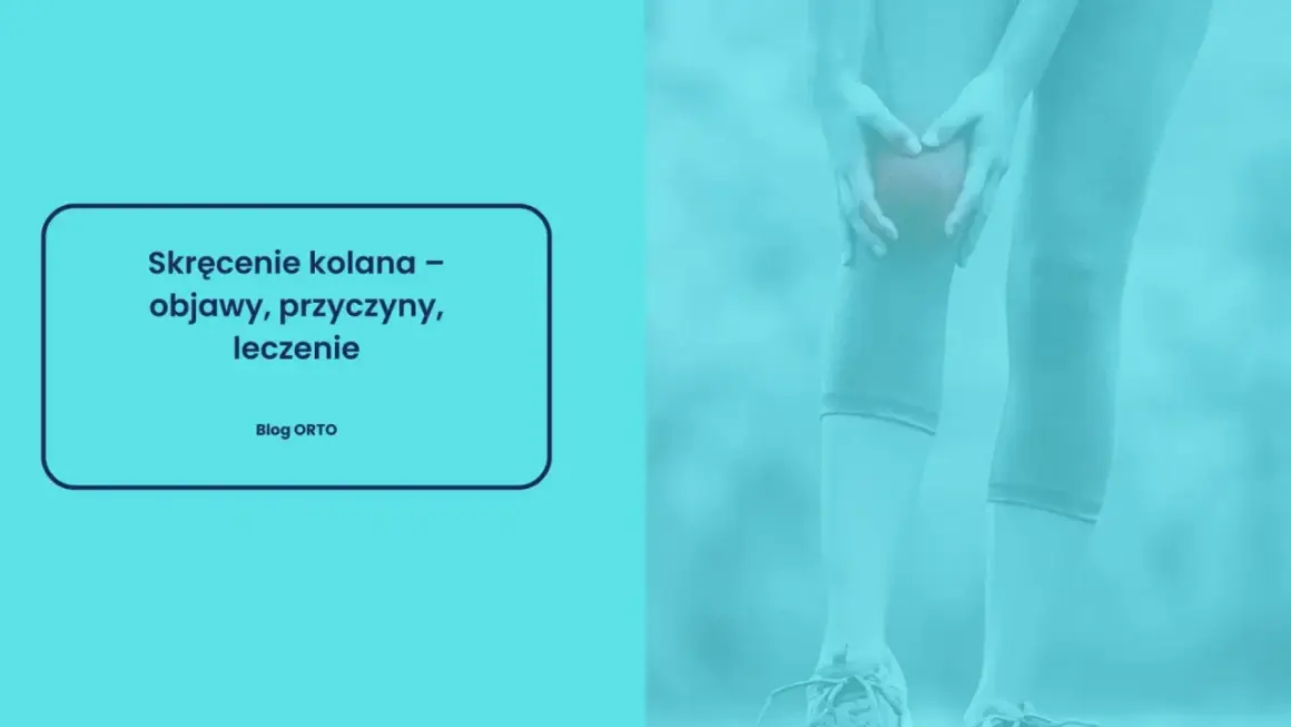Osoba trzyma się za bolesne kolano, sugerując skręcenie. Tekst informuje o objawach, przyczynach i leczeniu.