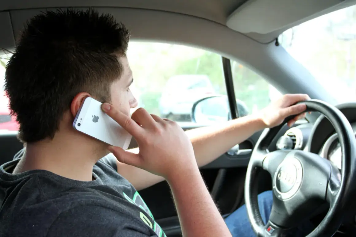 Mann telefoniert am Steuer, riskiert eine handy am steuer strafe.