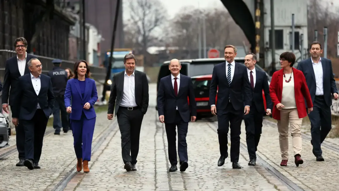 Politiker der Ampelregierung gehen gemeinsam. Ein Ende der Koalition scheint nicht in Sicht.