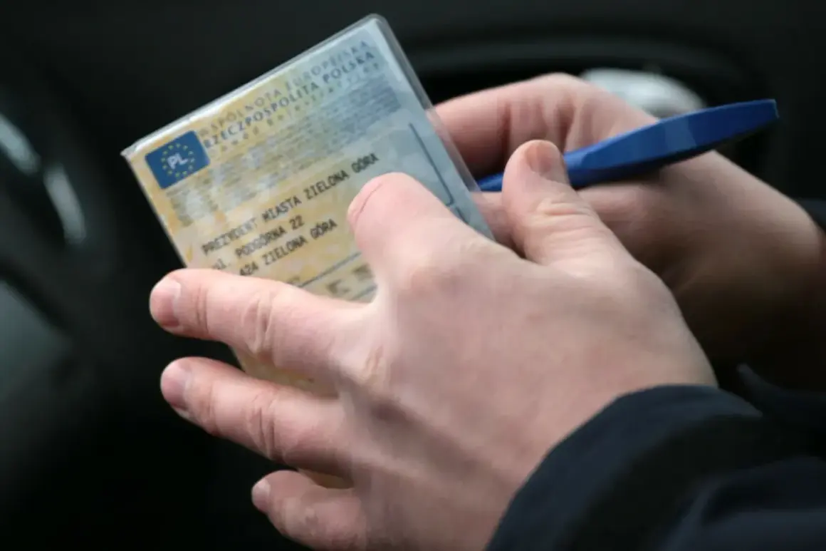 Ręce trzymają dowód rejestracyjny pojazdu z Zielonej Góry, gotowe do kontroli lub wypełnienia.