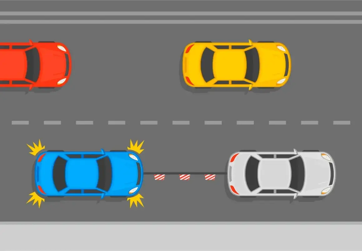Niebieski samochód z uszkodzeniami jest holowany przez biały. Czy można holować auto bez przeglądu? Czerwony i żółty samochód jadą dalej.